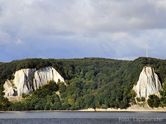 Die Kreidefelsen der Stubbenkammer vom Meer aus gesehen (Quelle: Wikipedia, Foto: Lapplaender)