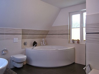 Bad im Dachgeschoss mit WC, Dusche und Whirlpool 